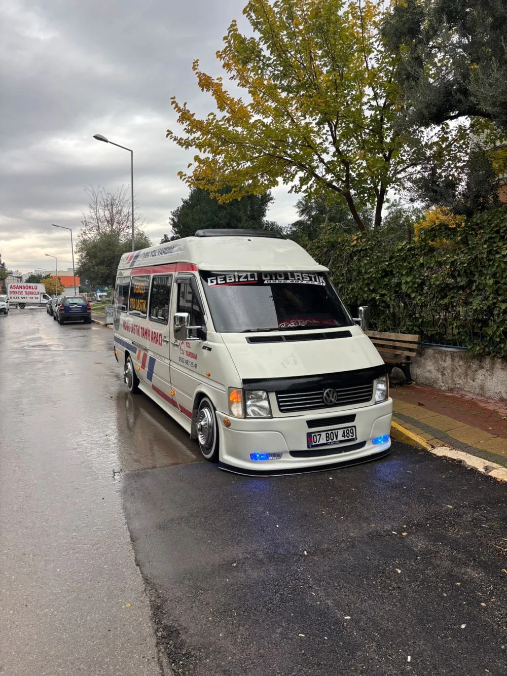 Gebizli Oto Lastik mobil servis aracı, ağaçlı sokakta önden görünüm