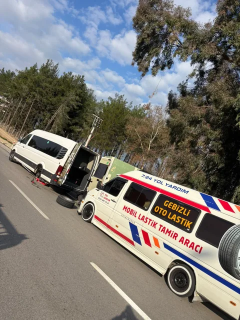Yol kenarında minibüse mobil lastik servisi