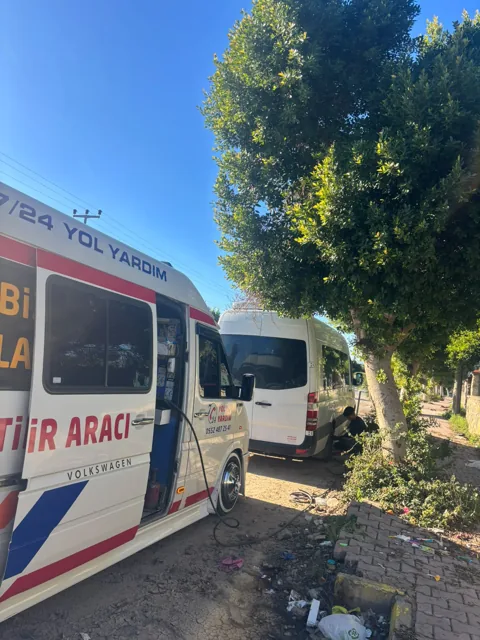 Gebizli servis aracı ve lastik desteği verilen minibüs