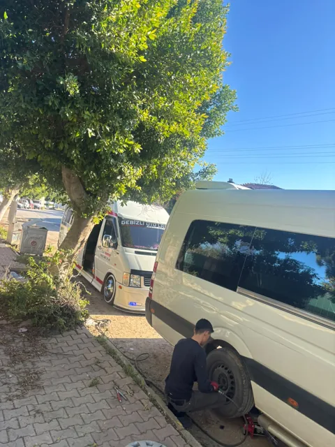 Minibüsün lastiğine yerinde müdahale