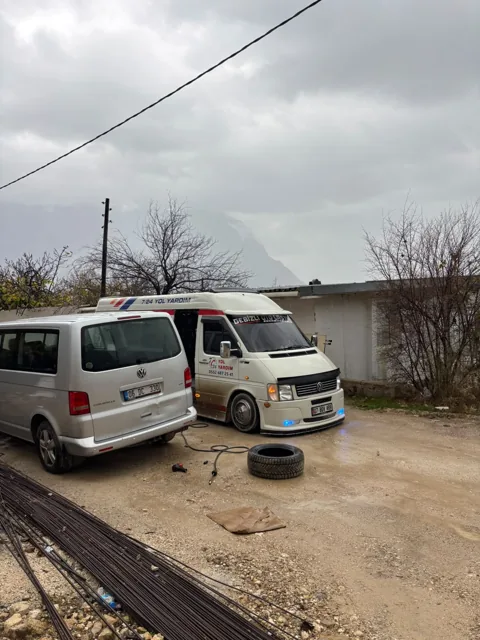 Minibüs yanında lastik değişimi hazırlığı