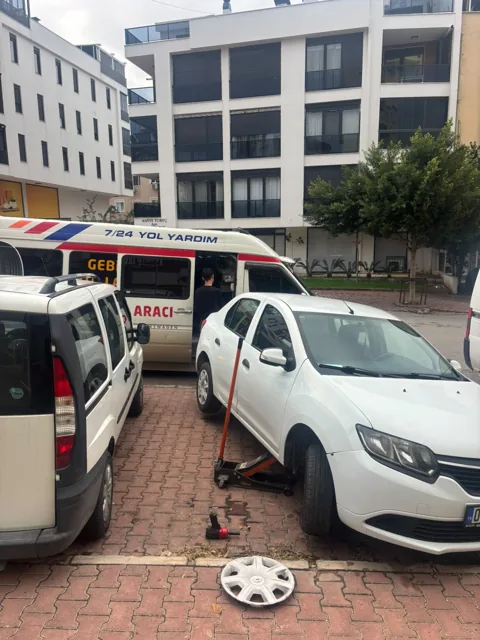 Otomobilin yanında mobil lastik değişimi