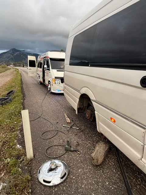 Yol kenarında minibüs için lastik desteği