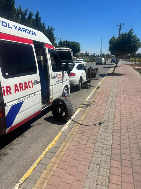 Kaldırım kenarında otomobile lastik hizmeti