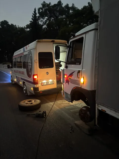 Akşam saatlerinde ticari aracın lastik değişimi