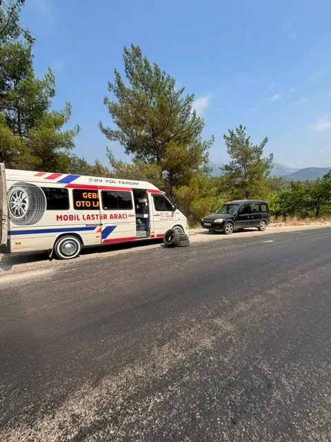 Yol kenarında Gebizli mobil lastik aracı