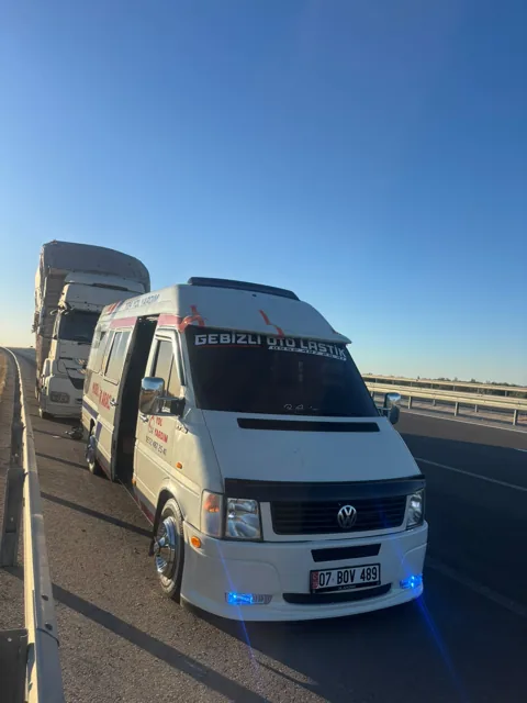 Ticari araç yanında Gebizli servis aracı