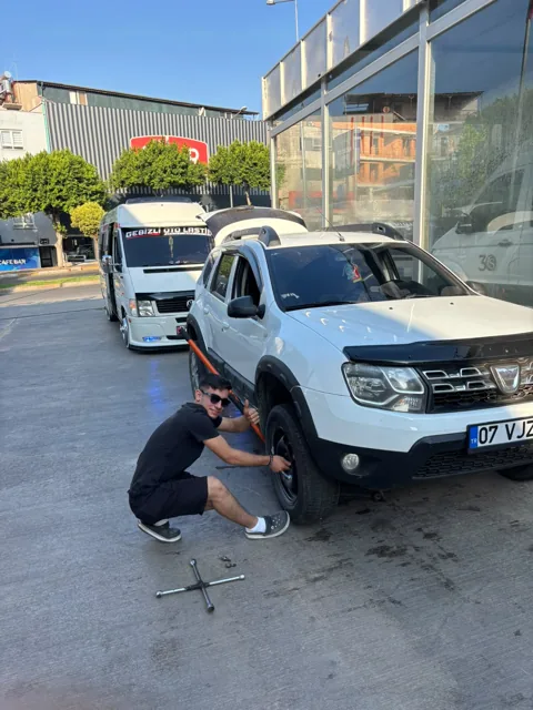 SUV aracın lastiğine yerinde müdahale