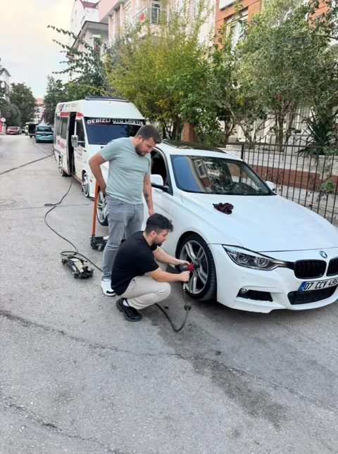 Otomobilin lastiğine ekip müdahalesi