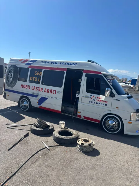 Mobil servis aracı yanında lastik ve ekipmanlar