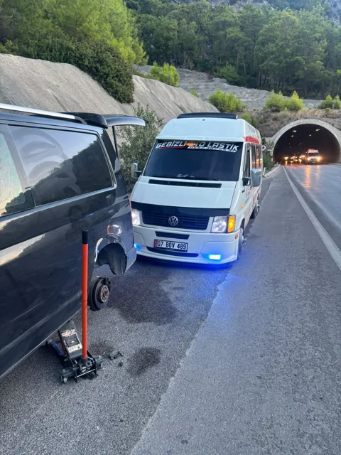 Tünel yakınında minibüse lastik desteği