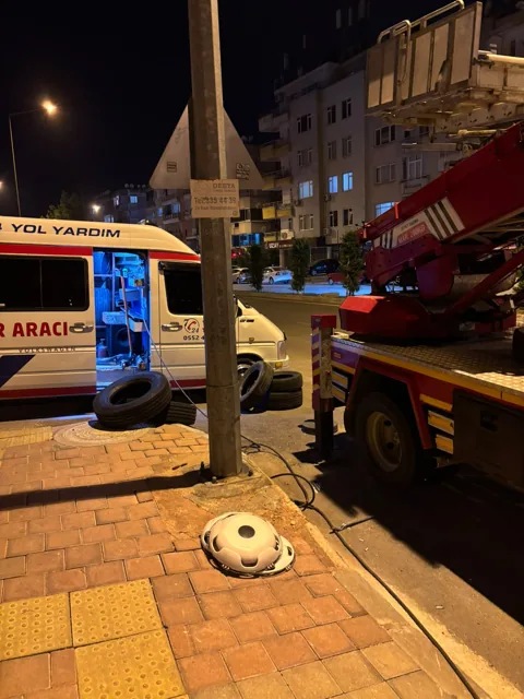 Akşam saatlerinde yerinde lastik çalışması