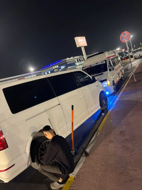 Minibüs lastiğine akşam saatlerinde müdahale