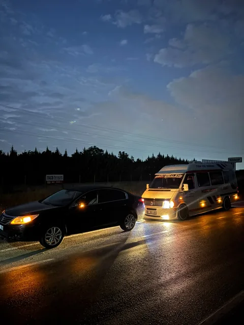 Yol kenarında otomobile akşam desteği