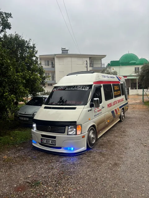 Gebizli servis aracının ön ve yan görünümü