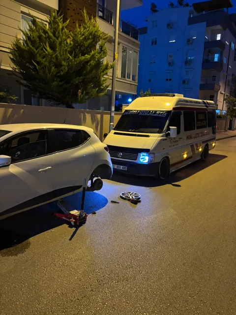 Otomobil yanında akşam lastik çalışması