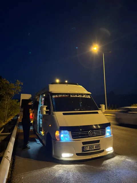 Gece yol kenarında Gebizli servis aracı