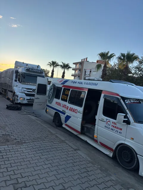 Ağır vasıta yanında mobil lastik servisi