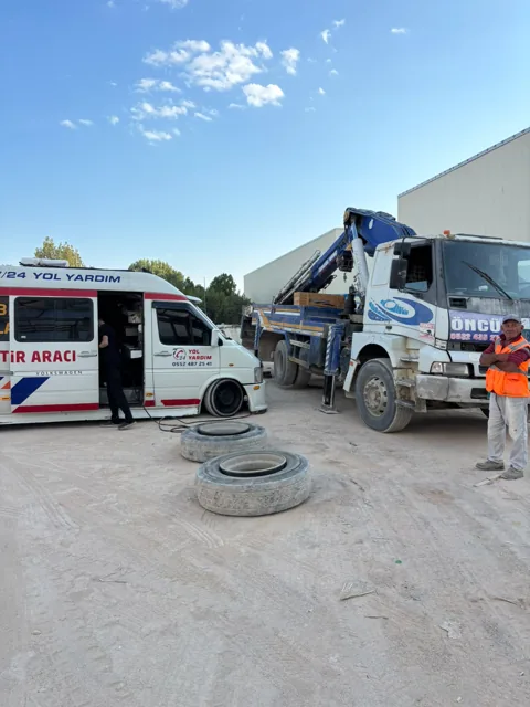 Kamyon yanında lastik değişimi ekipmanları