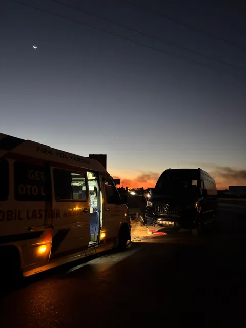 Gün batımında mobil lastik çalışması